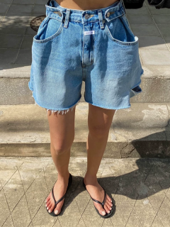 韩国东大门ins网红绊扣调节小标识水洗做旧破洞毛边阔腿牛仔短裤