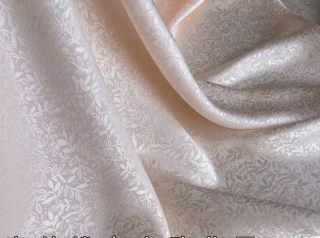 Полное отверстие из тонкой ивы летом