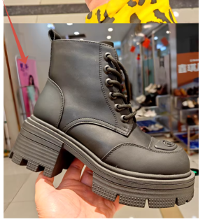 走秀款2025新款靴子厚底真皮个性百搭马丁靴加绒保暖金属圆头短靴